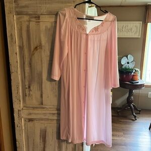 NWT Miss Elaine medium robe